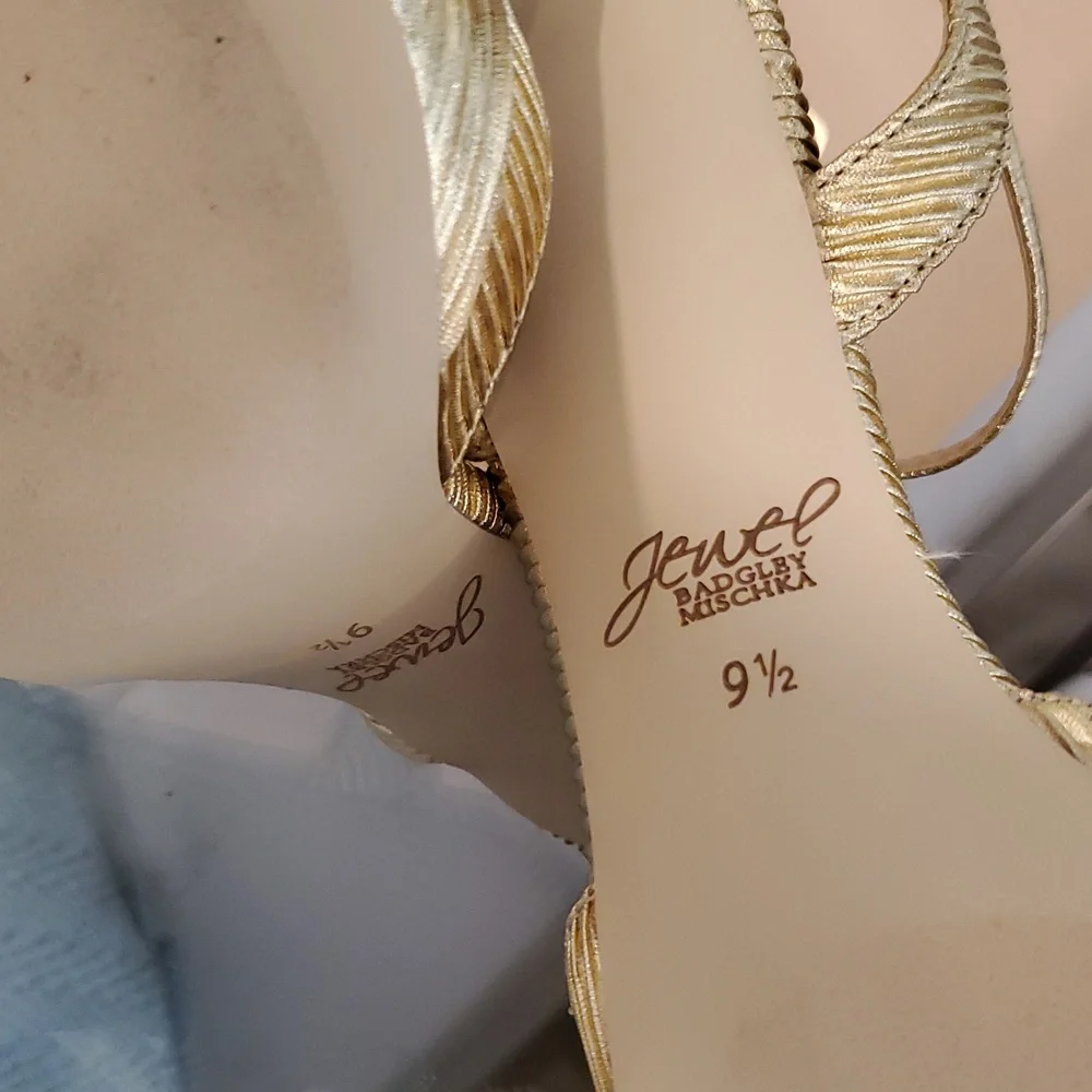 Badgley Mischka Jewel Collection Gold textured pump Size 9.5" worn once box incl - Picture 5 of 8